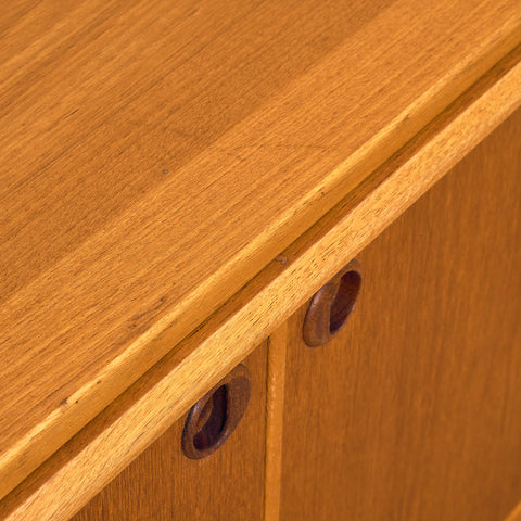 Svenskt skåp i teak och bok