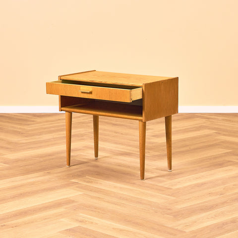 Svenskt sidobord i ek