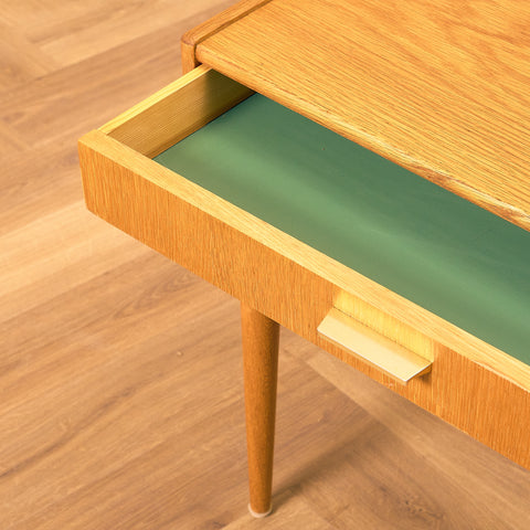 Svenskt sidobord i ek