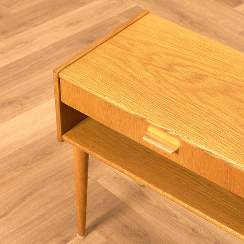 Svenskt sidobord i ek