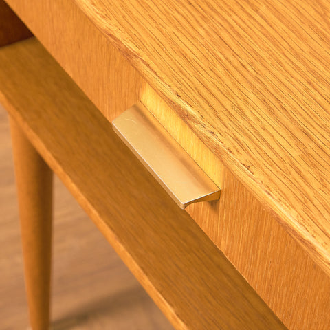 Svenskt sidobord i ek