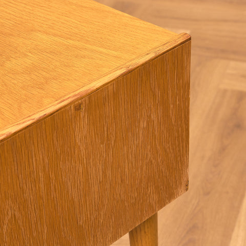 Svenskt sidobord i ek