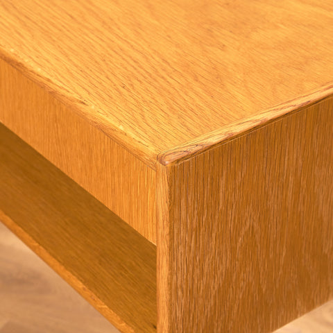 Svenskt sidobord i ek