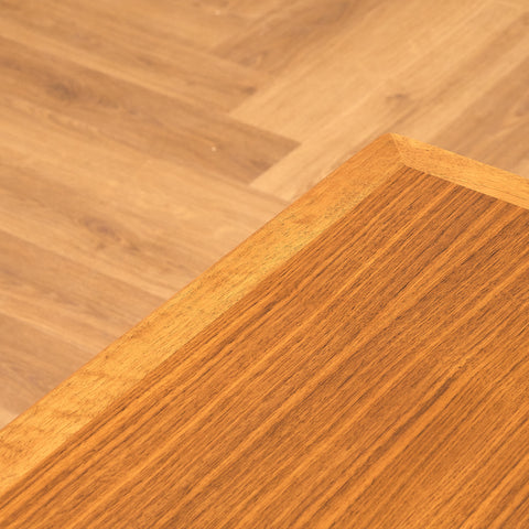 Svenskt sidobord i valnöt av AB Westbergs