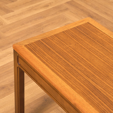 Svenskt sidobord i valnöt och bok av AB Westbergs