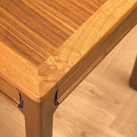 Svenskt sidobord i valnöt och bok av AB Westbergs