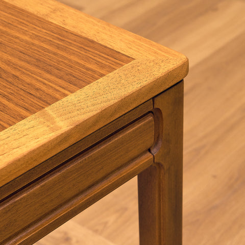 Svenskt sidobord i valnöt och bok av AB Westbergs