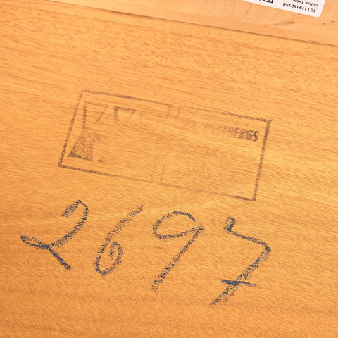 Svenskt sidobord i valnöt och bok av AB Westbergs