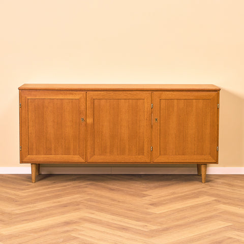 Svenskt skåp i teak