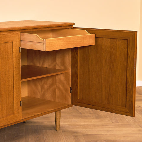Svenskt skåp i teak