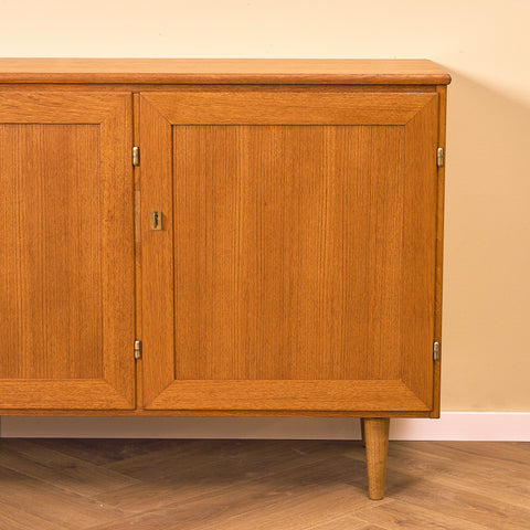 Svenskt skåp i teak