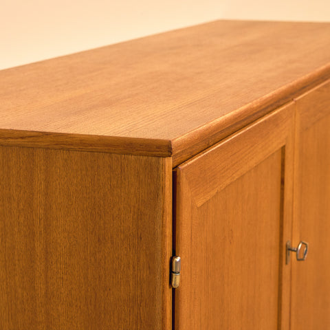 Svenskt skåp i teak