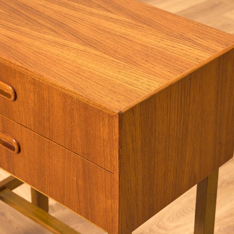 Svensk liten byrå i teak och bok