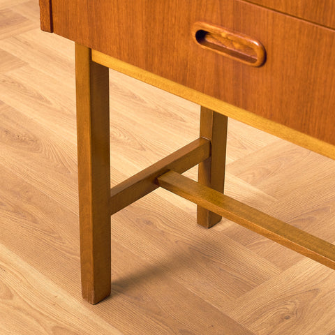 Svensk liten byrå i teak och bok