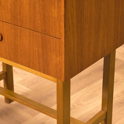 Svensk liten byrå i teak och bok