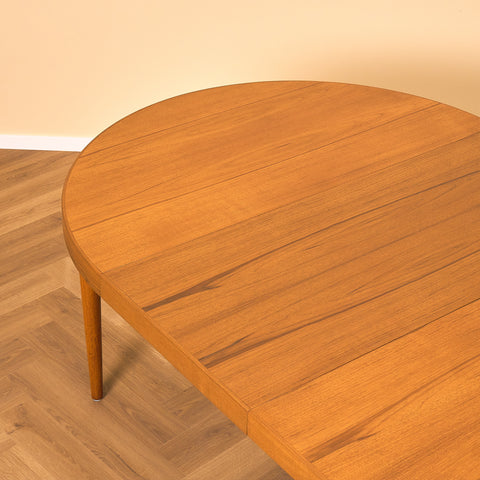 Danskt runt matbord i teak av Skovmand & Andersen för Moreddi