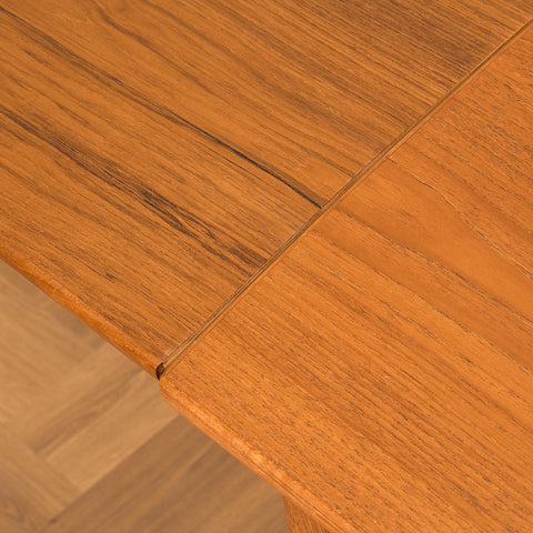 Danskt matbord i teak och ek