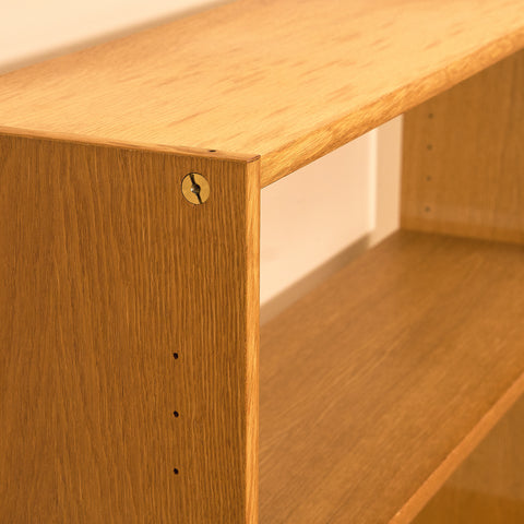 Svensk bokhylla i ek av Bertil Fridhagen för Bodafors