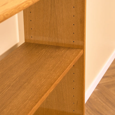 Svensk bokhylla i ek av Bertil Fridhagen för Bodafors