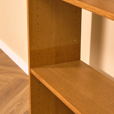 Svensk bokhylla i ek av Bertil Fridhagen för Bodafors