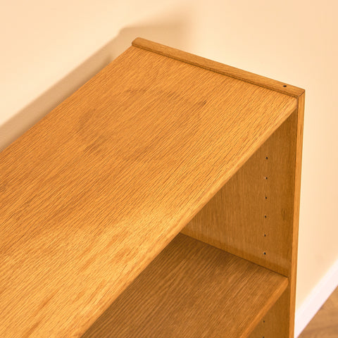 Svensk bokhylla i ek av Bertil Fridhagen för Bodafors