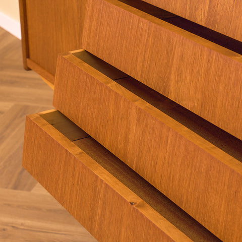 Svenskt skåp i teak