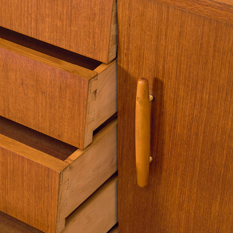 Svenskt skåp i teak