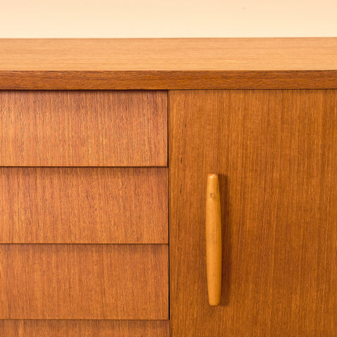 Svenskt skåp i teak