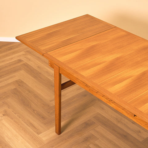 Svenskt matbord i teak