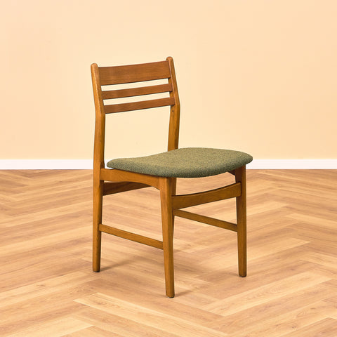 Danska matstolar i teak och bok från Boltinge Stolefabrik