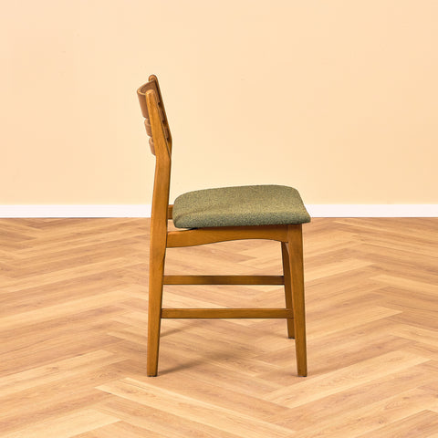 Danska matstolar i teak och bok från Boltinge Stolefabrik