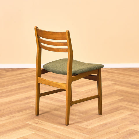 Danska matstolar i teak och bok från Boltinge Stolefabrik