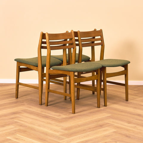 Danska matstolar i teak och bok från Boltinge Stolefabrik