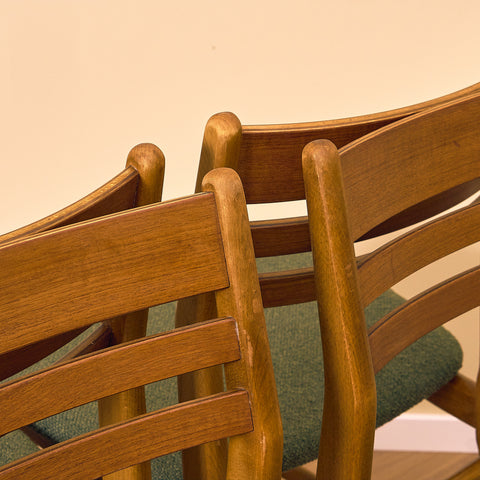 Danska matstolar i teak och bok från Boltinge Stolefabrik