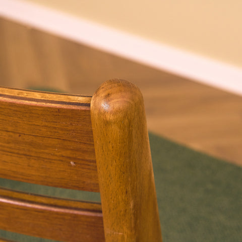 Danska matstolar i teak och bok från Boltinge Stolefabrik