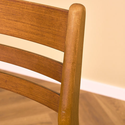 Danska matstolar i teak och bok från Boltinge Stolefabrik