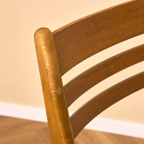 Danska matstolar i teak och bok från Boltinge Stolefabrik