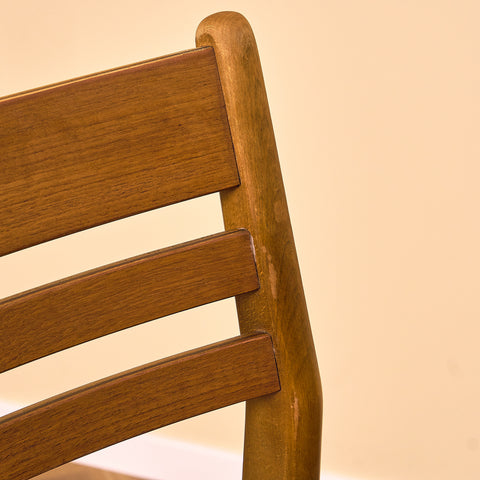 Danska matstolar i teak och bok från Boltinge Stolefabrik