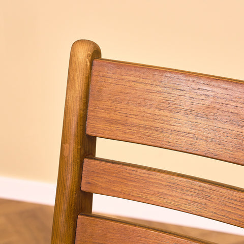 Danska matstolar i teak och bok från Boltinge Stolefabrik