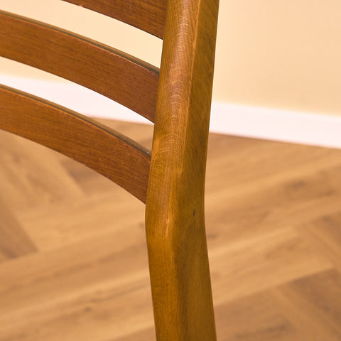 Danska matstolar i teak och bok från Boltinge Stolefabrik