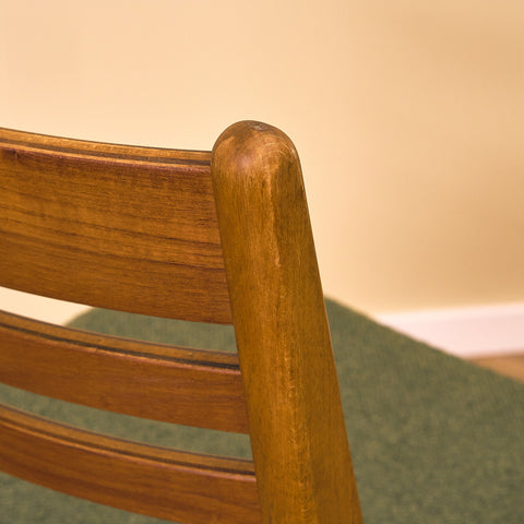 Danska matstolar i teak och bok från Boltinge Stolefabrik