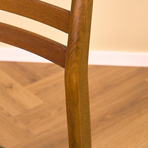 Danska matstolar i teak och bok från Boltinge Stolefabrik