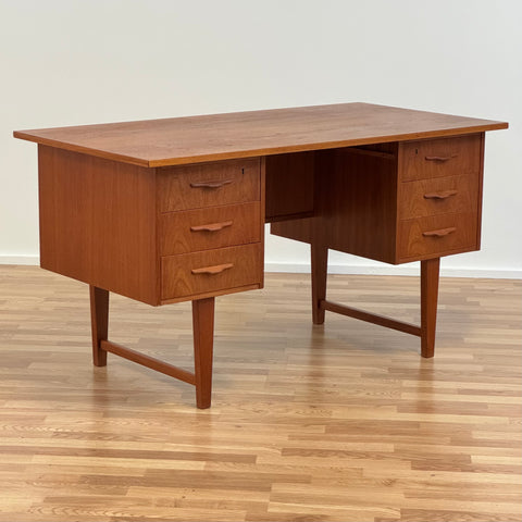 Writing desk in teak