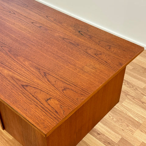 Writing desk in teak