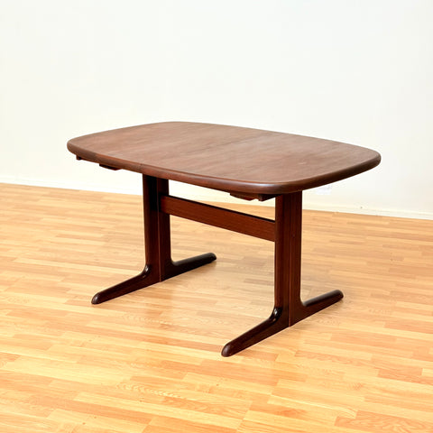 Danish oval dining table in mahogany by Skovby Møbelfabrik