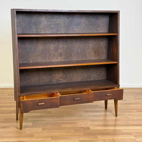 Bookshelf in walnut