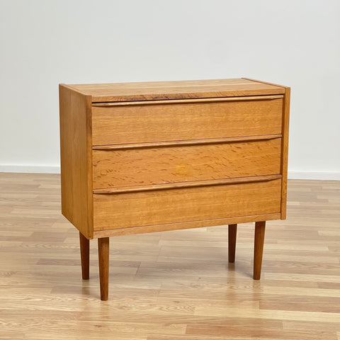 Small chest of drawers in oak