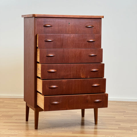 V:12 Chest of drawers in oak & teak, Denmark, 1950-60s. - Beyo Vintage