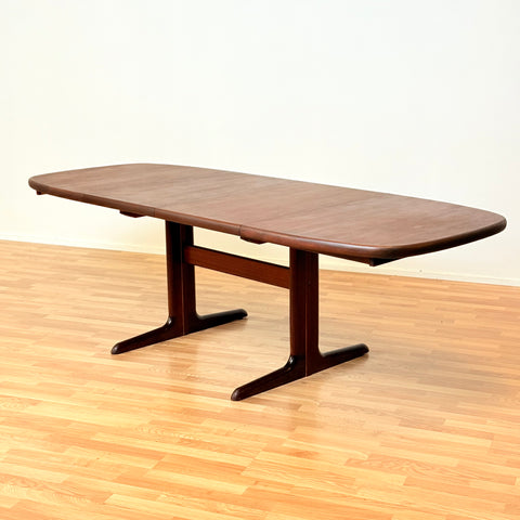 Danish oval dining table in mahogany by Skovby Møbelfabrik