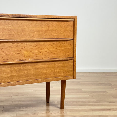 Small chest of drawers in oak